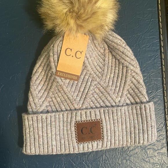 🎅🏻NWT C.C Exclusives Heathered Knit Beanie with Faux Fur Pom - Picture 1 of 4